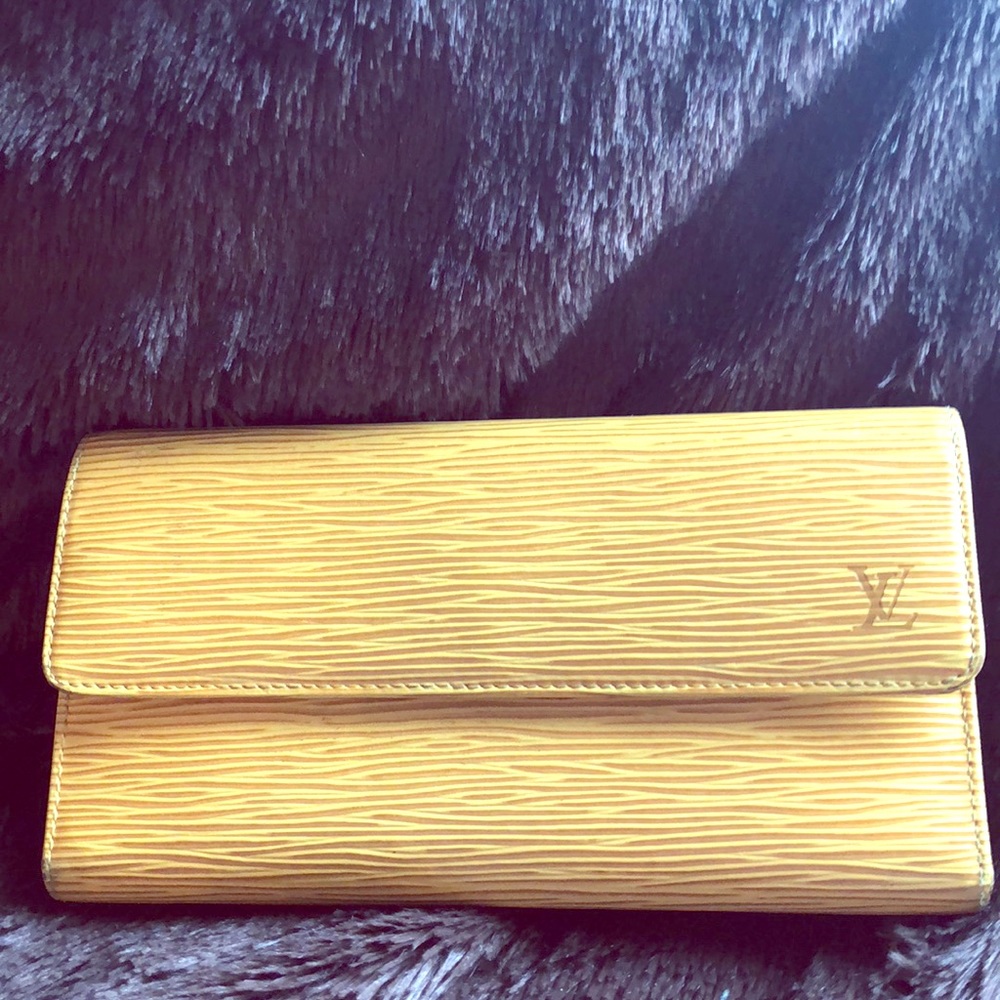💯Authentic Vintage Epi Sarah Wallet-yellow